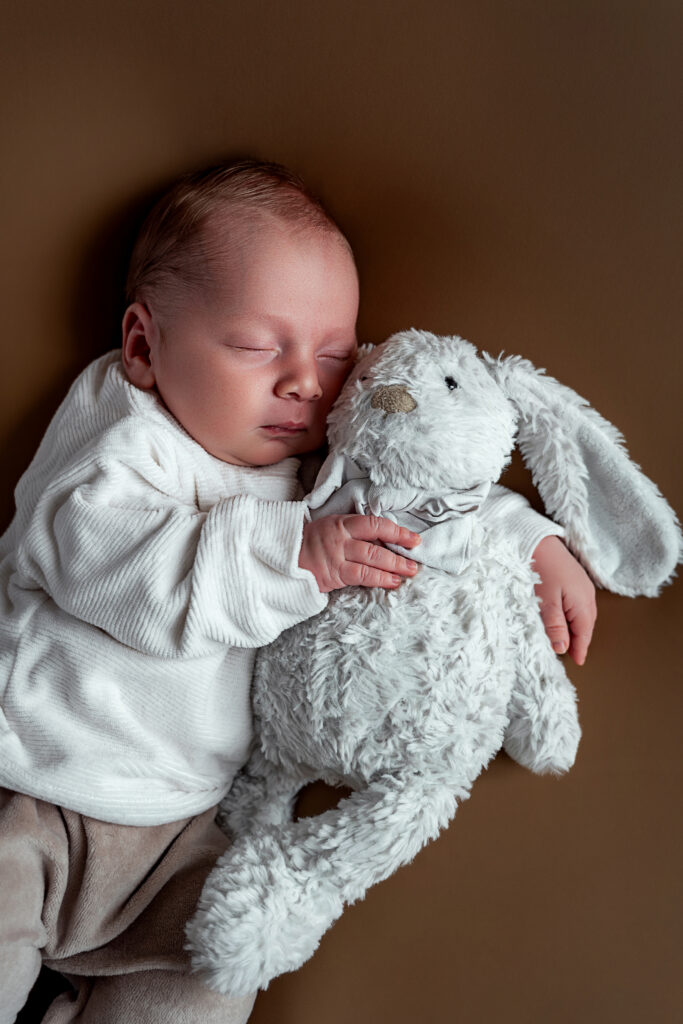 Séance photo nouveau né , bébé plâtre aux jambes 