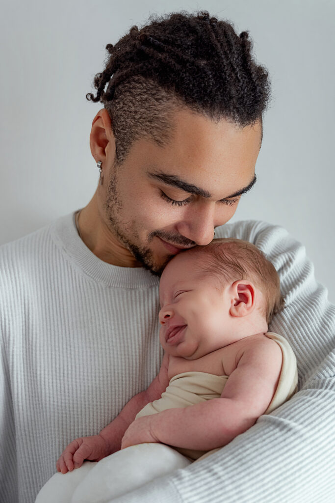 Séance photo nouveau né , bébé plâtre aux jambes 