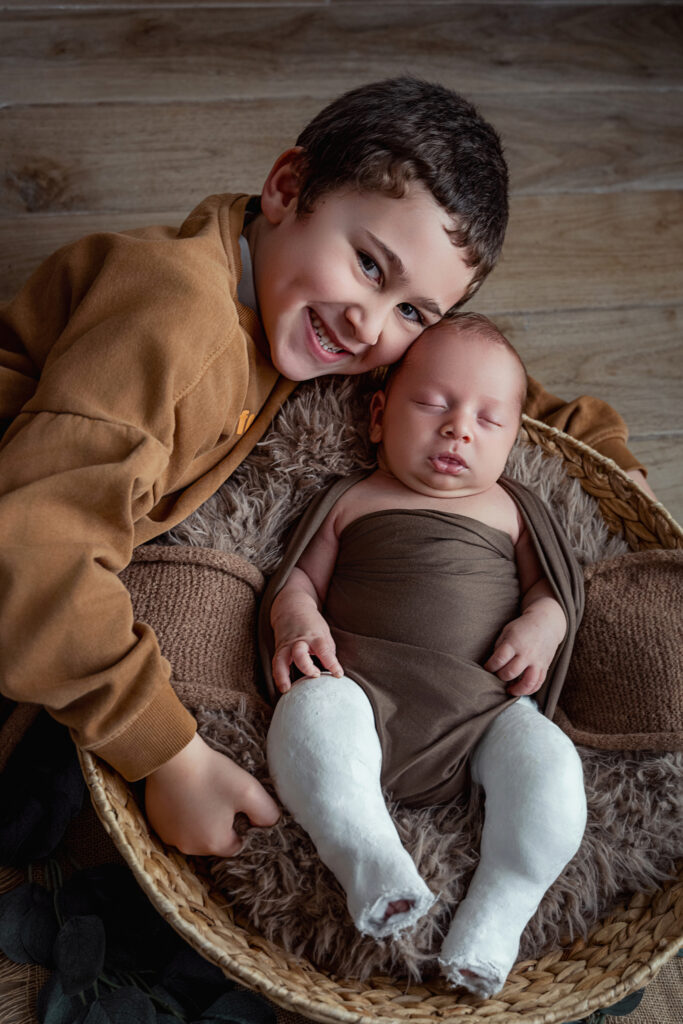 Séance photo nouveau né , bébé plâtre aux jambes 